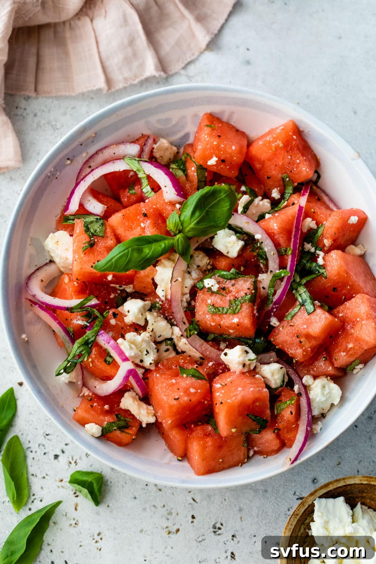 Kasenin içinde karpuz fesleğen salatası