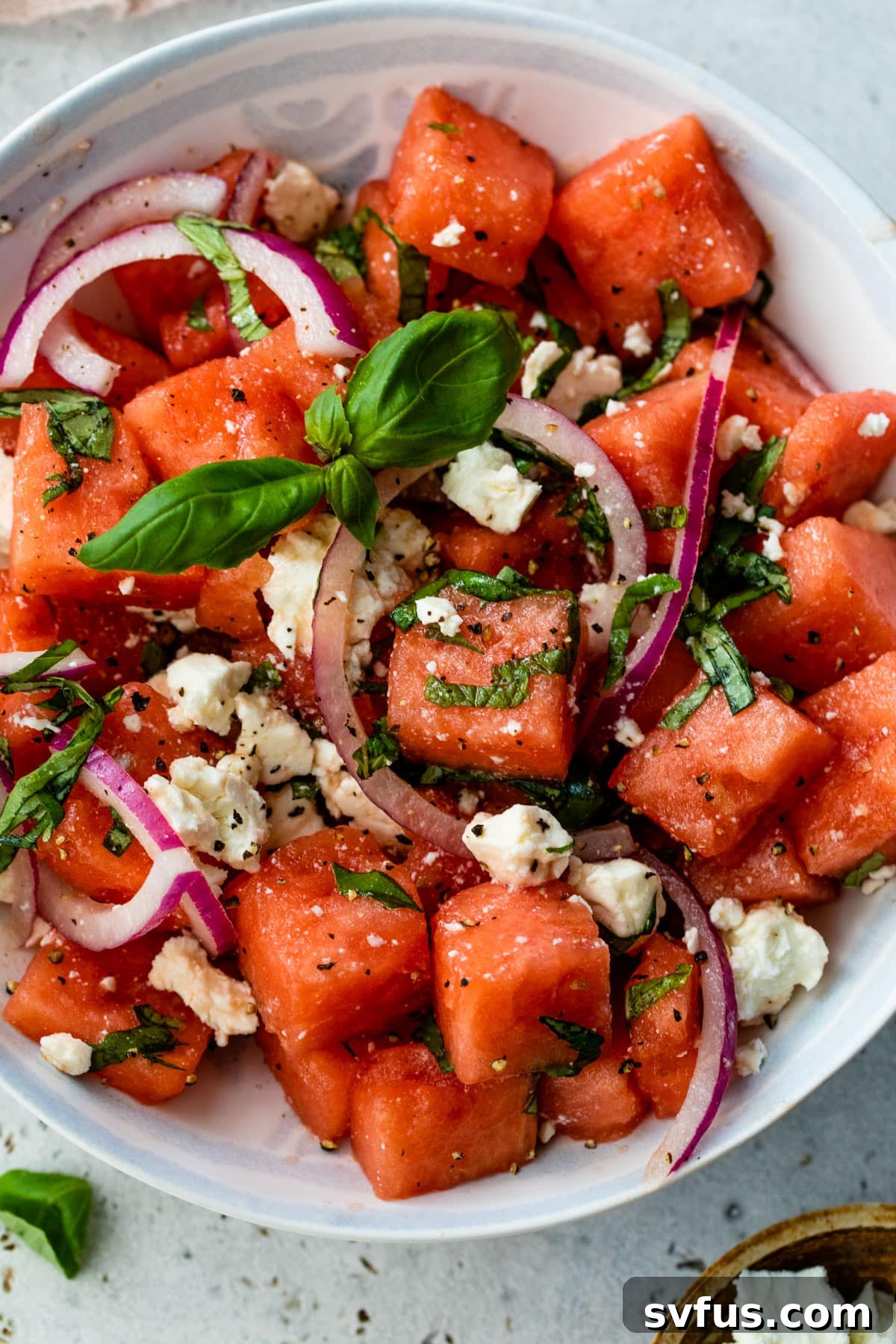 Kasenin içinde karpuz fesleğen salatası yakın çekim