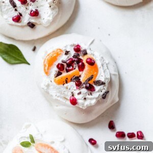 Mini Pavlovas with whipped cream | thealmondeater.com
