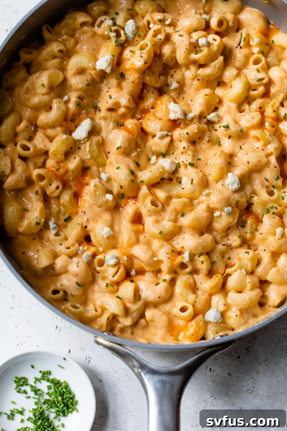 buffalo mac and cheese in a large skillet