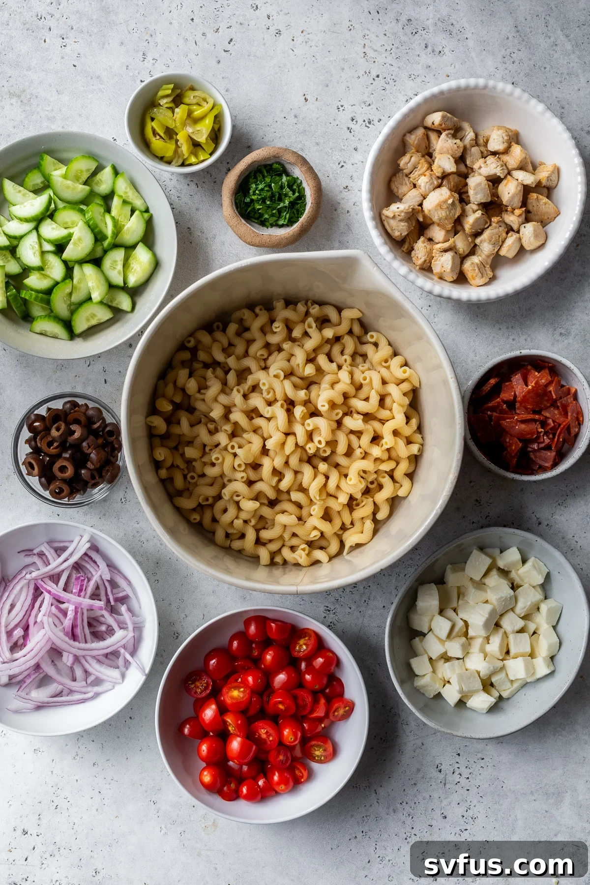 İtalyan makarna salatası için ayrı kaselerde malzemeler.
