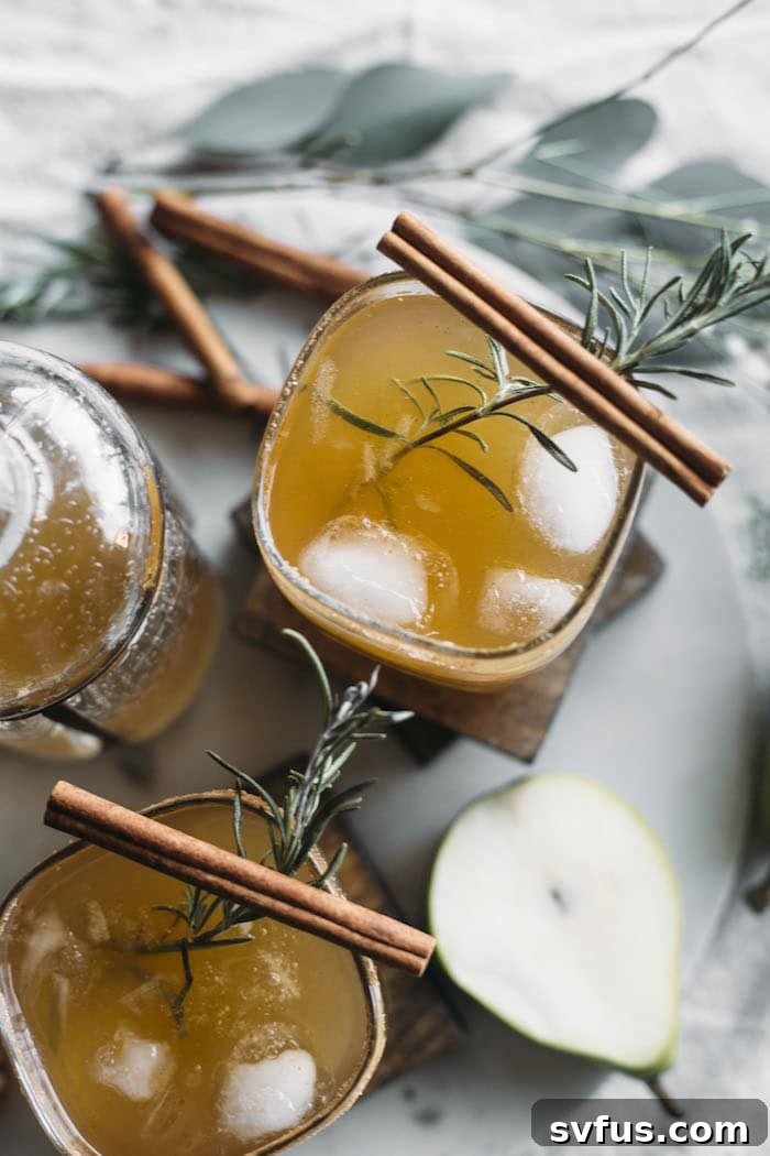 Say hello to your new favorite fall cocktail, this PEAR margarita recipe #margarita